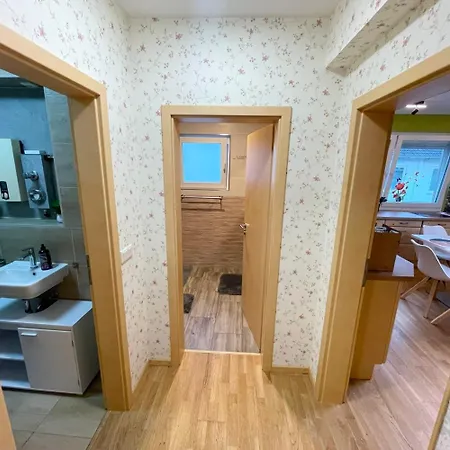 Zentral Gelegenes Mit Balkon In オーバーハウゼン